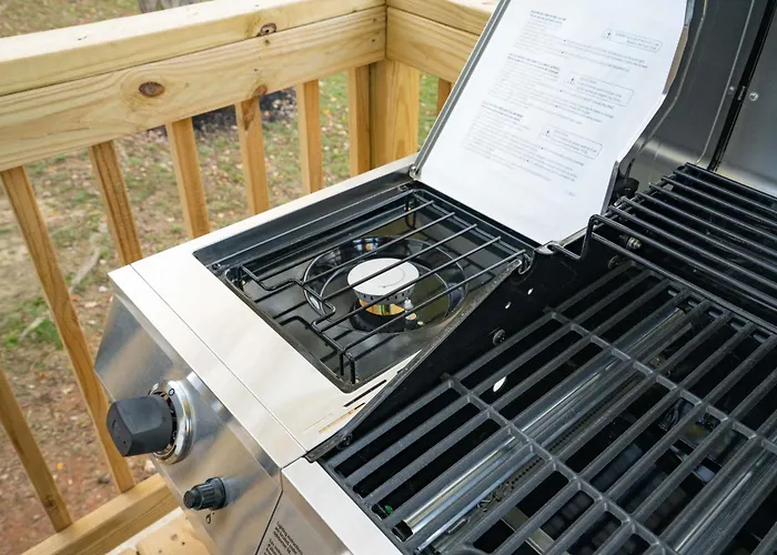 King Beds Hot Tub Arcade Gas Grill Firepit Holiday home Winston-Salem