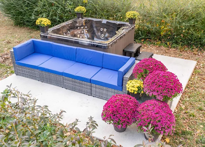King Beds Hot Tub Arcade Gas Grill Firepit Holiday home *